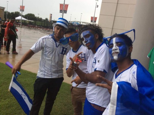 Ambiente de aficionados de Honduras y México en Houston