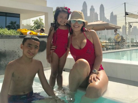 Las vacaciones en Dubái de Virginia Varela, la bella esposa de Emilio Izaguirre