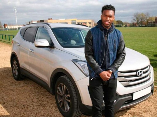 ¡Balotelli es el último! Futbolistas que manejaron autos que podría tener cualquier persona