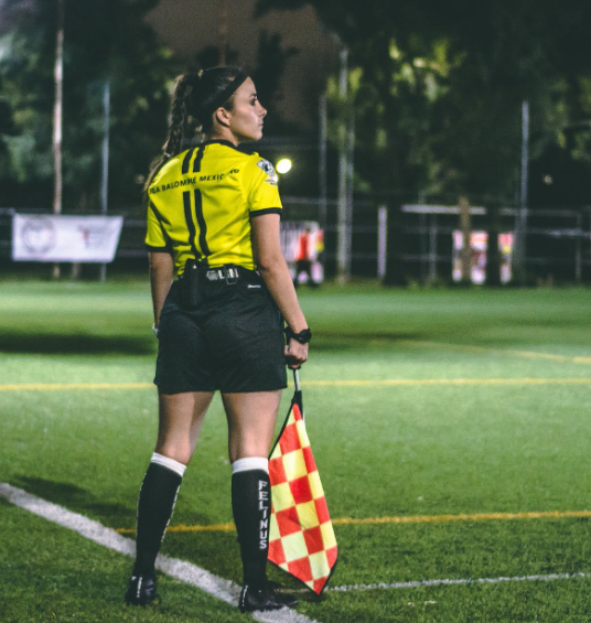 La árbitra que fue despedida de la Liga MX ahora enciende las redes por su sensual contenido
