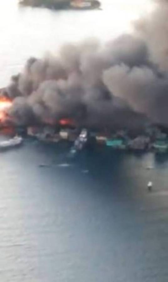 ¡Zozobra! Voraz incendio consume alrededor de 40 viviendas en la isla de Guanaja