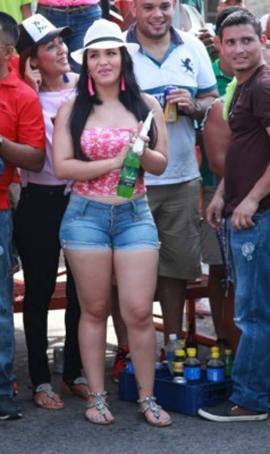 ¡BELLEZA! La campanita se roba el show en el carnaval de La Ceiba