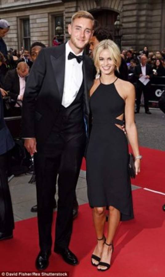 Hija de Mourinho levanta suspiros al acompañar a su padres los Premios GQ