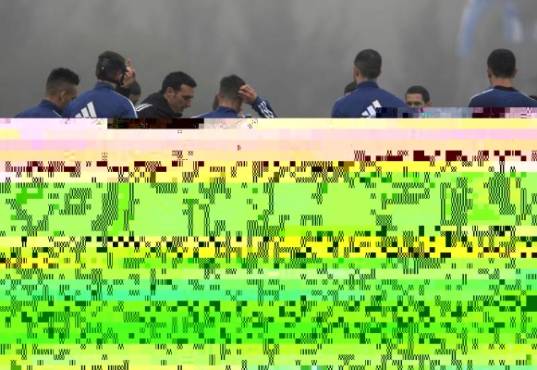 Argentina's coach Lionel Scaloni (3-L) talks to footballers during a training session of the national team in Ezeiza, Buenos Aires, on May 28, 2019, ahead of the Copa America football tournament to be held in Brazil. (Photo by Juan MABROMATA / AFP)