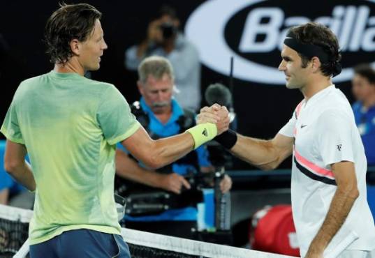 EPA4145. MELBOURNE (AUSTRALIA), 24/01/2018. El tenista suizo Roger Federer (d) saluda al checo Tomas Berdych tras derrotarle en los cuartos de final del Abierto de Australia, en Melbourne, Australia, hoy 24 de enero de 2018. EFE/ Mark Cristino