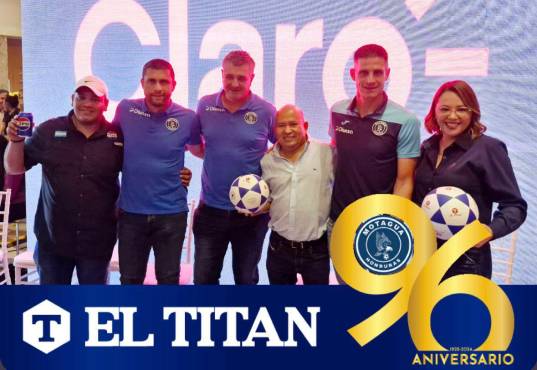 Júnior Izaguirre, Diego Vazquez y Jonathan Rougier junto a Marvin Carbajal e Ingryd Alvarenga, de El Titán.