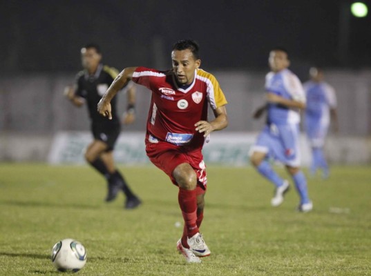 Rambo de León, el rey: Los futbolistas hondureños con más equipos en toda su carrera