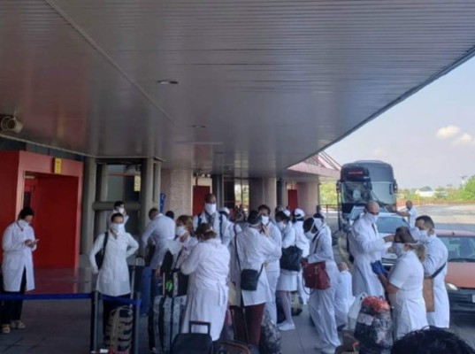 Médicos cubanos llegan a Honduras para ayudar a combatir el coronavirus