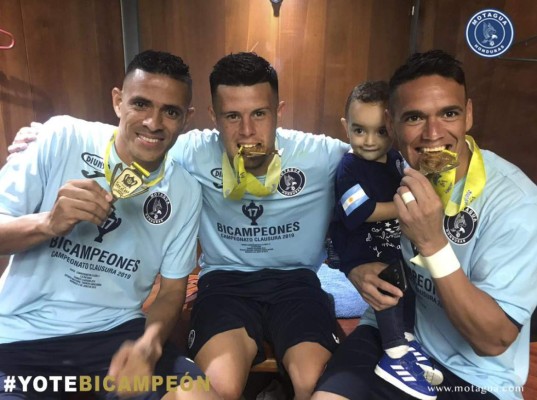¡Enorme sonrisa! Diego Vázquez, el que más festejó en el camerino de Motagua tras el bicampeonato