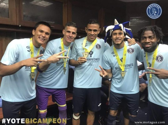 ¡Enorme sonrisa! Diego Vázquez, el que más festejó en el camerino de Motagua tras el bicampeonato