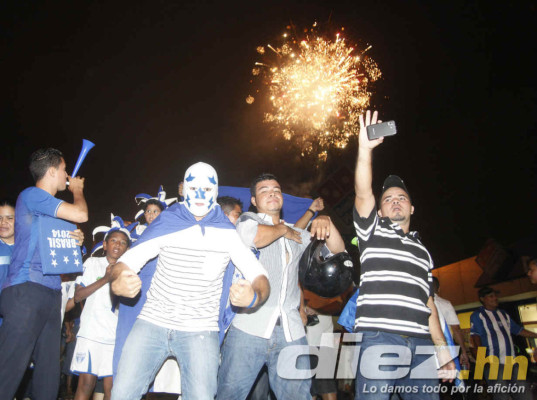 Hondureños celebrando clasificación al Mundial