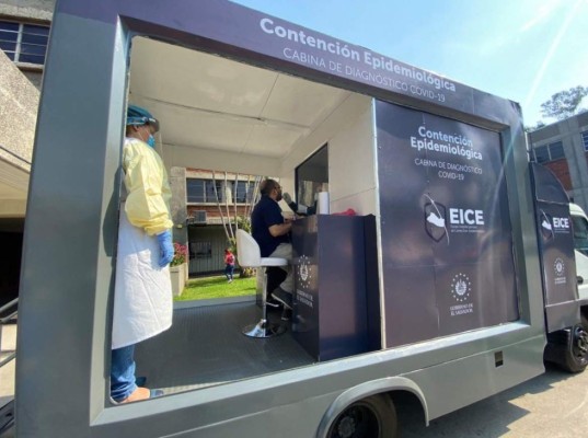 Cabinas móviles se instalan en El Salvador para realizar pruebas de coronavirus