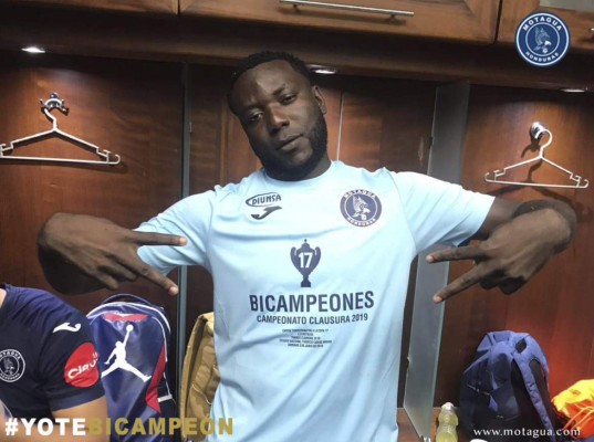 ¡Enorme sonrisa! Diego Vázquez, el que más festejó en el camerino de Motagua tras el bicampeonato