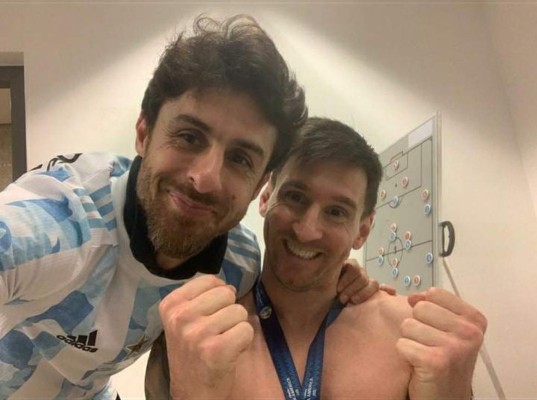 No se vio en TV: Messi celebró el título con su ídolo de siempre y el niño que buscó a Neymar