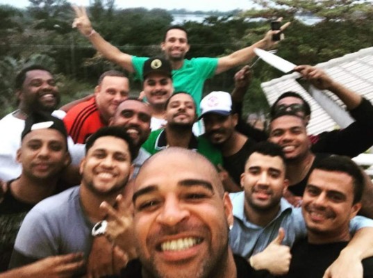 ¡Triste realidad! Así es la nueva vida de Adriano, la exestrella del fútbol brasileño