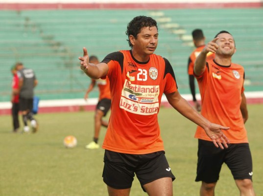 Conocé los futbolistas hondureños que se resisten al retiro