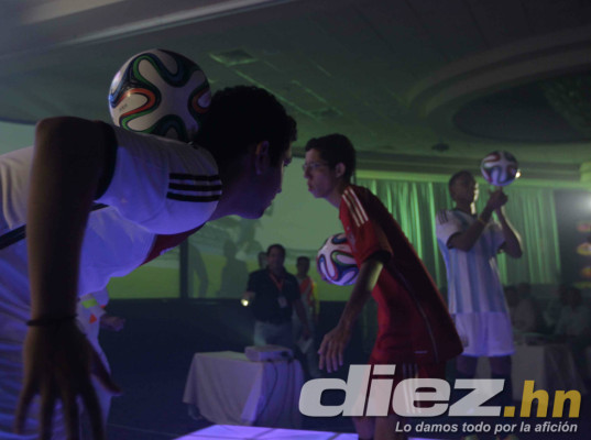 Diunsa presentó el balón oficial del Mundial Brasil 2014.
