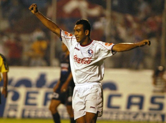 Cada vez se acerca más: ¿A cuántos goles está Rubilio Castillo de Wilmer Velásquez en la tabla histórica?