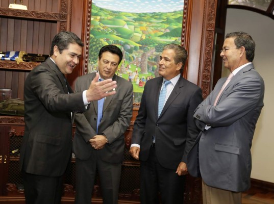 Jorge Luis Pinto, invitado de honor en la Casa Presidencial