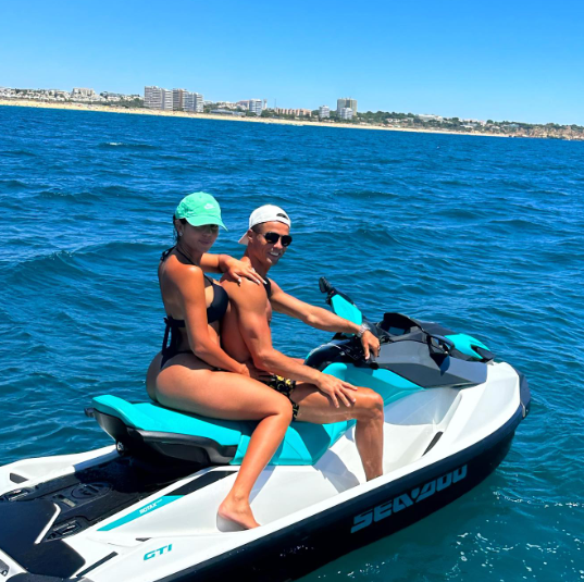 Georgina Rodríguez exhibe sus curvas en las vacaciones con Cristiano Ronaldo: “Los amantes de la playa”
