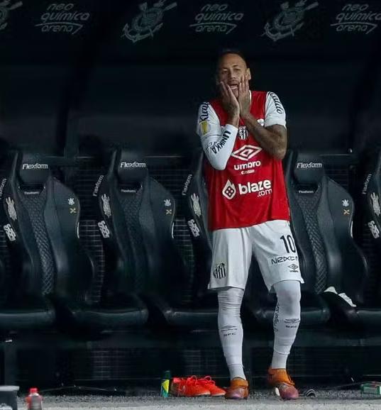 Sin jugar, pero fue al carnaval: Neymar es fusilado tras eliminación del Santos y revela el motivo de su ausencia