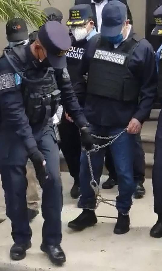En camionetas de la DEA, “enchachado” de pies y manos y con chaleco antibalas: Las fotos del expresidente Juan Orlando Hernández tras ser capturado en Tegucigalpa