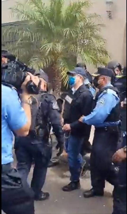 En camionetas de la DEA, “enchachado” de pies y manos y con chaleco antibalas: Las fotos del expresidente Juan Orlando Hernández tras ser capturado en Tegucigalpa