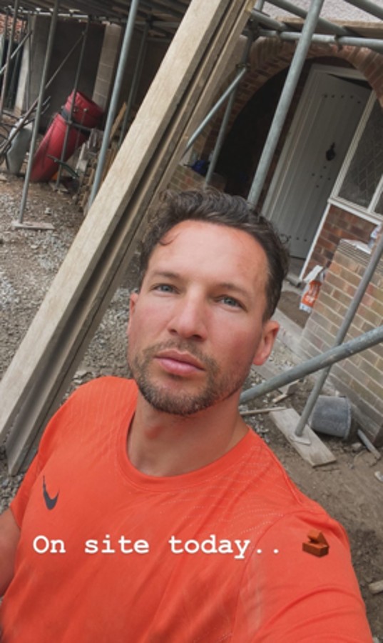 Ganó la Premier League, el Chelsea lo fichó por 40 millones y ahora es constructor de casas