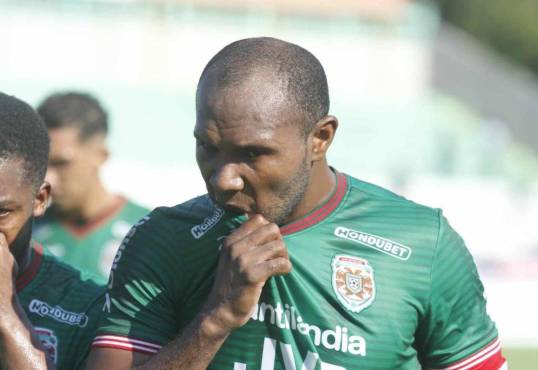 Rambo de León sorprende y no comparte la decisión de la directiva de Marathón tras la separación de Anangonó