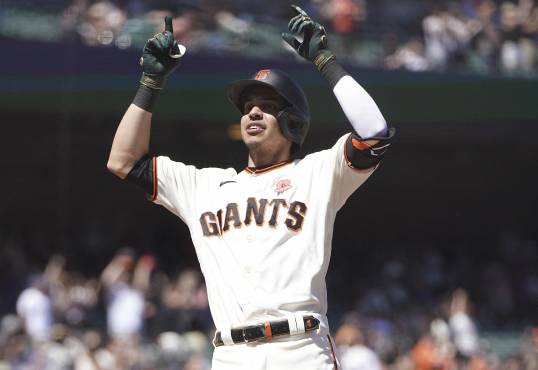 Mauricio Dubón ha realizado 13 jonrones en Grandes Ligas con los Gigantes.