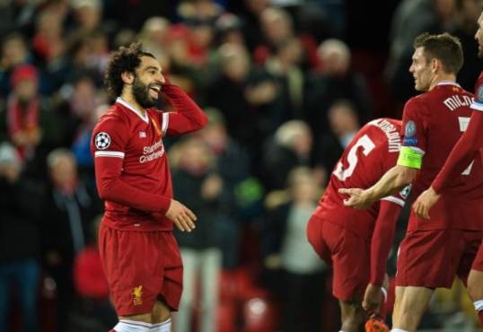 LIV01. LIVERPOOL (R.UNIDO), 06/12/2017.- Mohamed Salah (i) de Liverpool celebra al anotar el 7-0 ante Spartak Moscú hoy, miércoles 6 de diciembre de 2017, en un juego del grupo E entre Liverpool y Spartak Moscú de la Liga de Campeones en el estadio Anfield en Liverpool (R.Unido). EFE/PETER POWELL