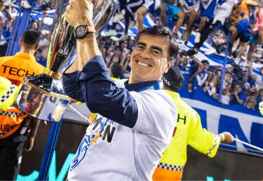 Después de coronar campeón al Vélez Sarsfield de Argentina y no renovar contrato, el DT Gustavo Quinteros tiene nuevo equipo