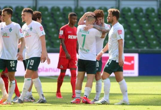 Bremen's players react after the German first division Bundesliga football match Werder Bremen v FC Cologne on June 27, 2020 in Bremen. (Photo by Patrik Stollarz / various sources / AFP) / DFL REGULATIONS PROHIBIT ANY USE OF PHOTOGRAPHS AS IMAGE SEQUENCES AND/OR QUASI-VIDEO