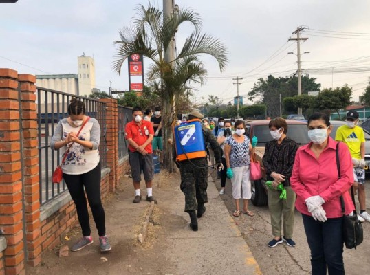 Fotos: Bancos y mercados abarrotados en plena crisis de coronavirus en Honduras