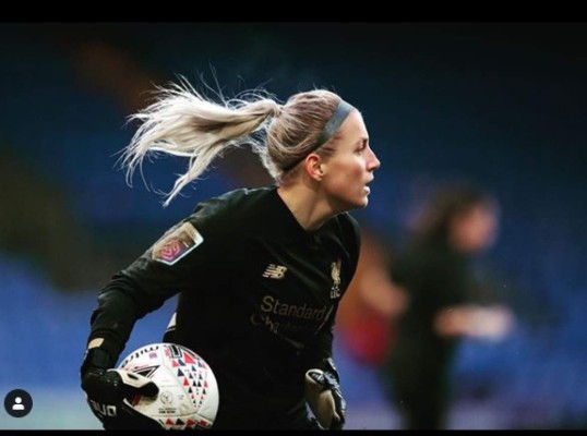 La bella portera del Liverpool sufre un escalofriante corte en la cabeza y muestra su cicatriz