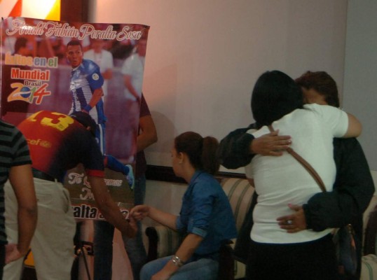 Desconsolada y sin resignación, así sufre madre de Arnold Peralta