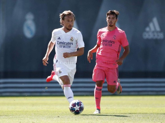Real Madrid presume su nuevo uniforme en un 'colectivo' y Zidane da pistas de su 11 ante el City