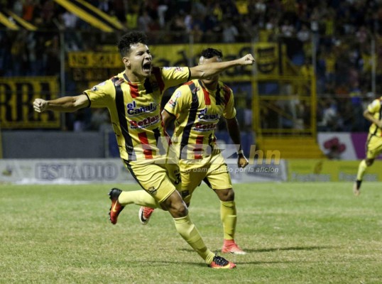 EN FOTOS: La chilena de Mario, la inexplicable expulsión de Pineda y el golazo de Jhow