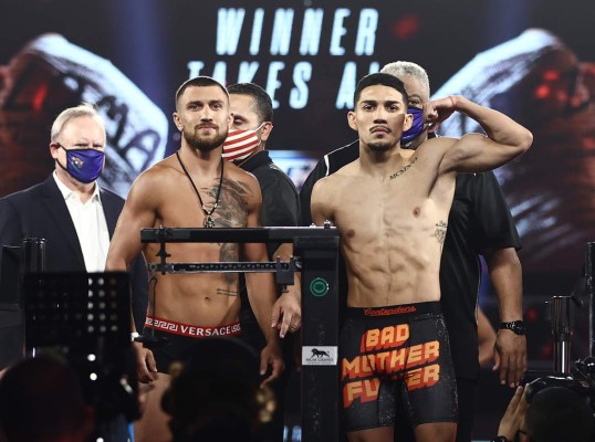 ¡Electrizante! Así fue el intenso careo de Teófimo López y Lomachenko en la ceremonia de pesaje