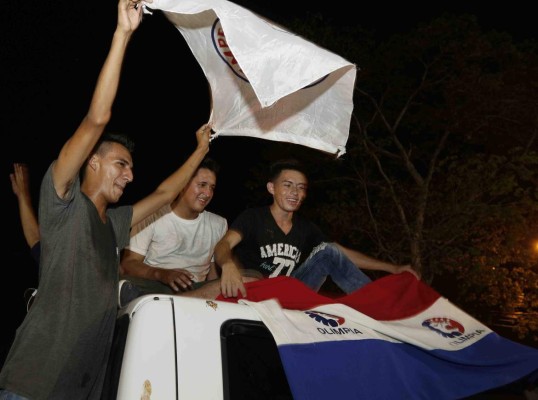 ¡Locura total! La afición olimpista invade las callejas para festejar la copa 30