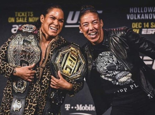 Amanda Nunes, posa de forma intima en Instagram con sus cinturones de campeona de la UFC