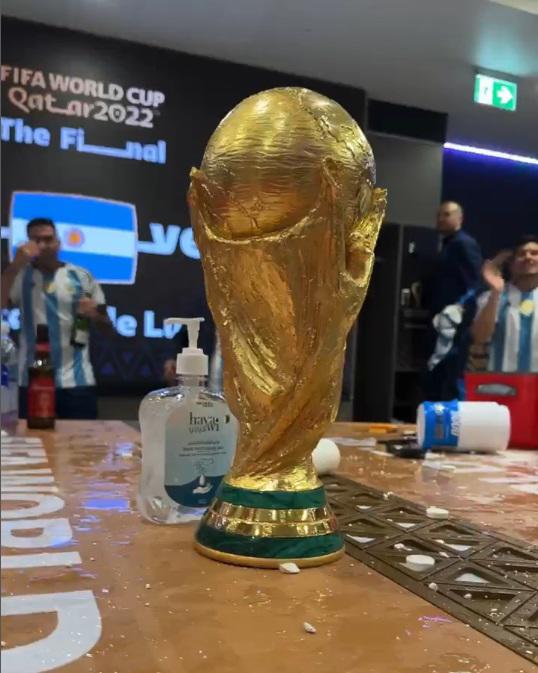 Hubo “perreo intenso”: La celebración íntima de Argentina en su camerino; le dejaron un dardo a Mbappé y Camavinga