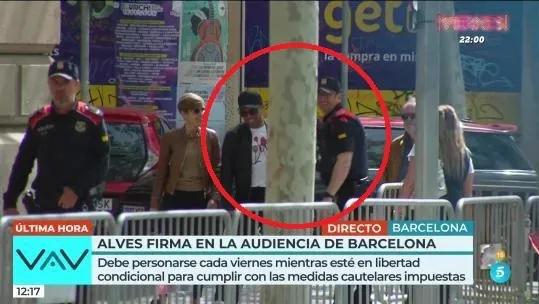 El polémico gesto de Dani Alves con un policía que causó indignación: “Ponemos alfombra roja como si fuera un héroe”