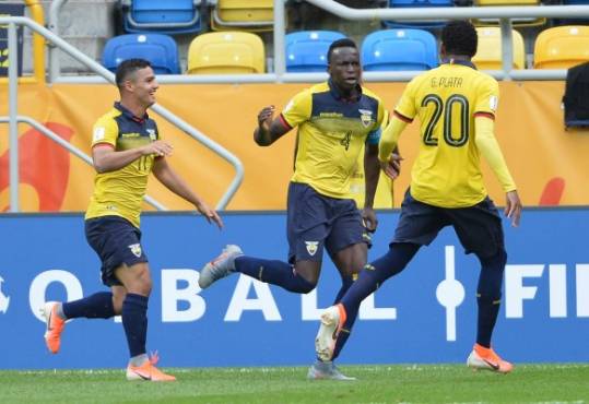 Ecuador's Alexander Alvarado (L) and teammates Jhon Espinoza (C) and Ecuador's Gonzalo Plata celebrate their second goal during the U20 quarter-final football match USA against Ecuador at the Municipal Stadium in Gdynia, Poland, on June 8, 2019. (Photo by Alik KEPLICZ / AFP)