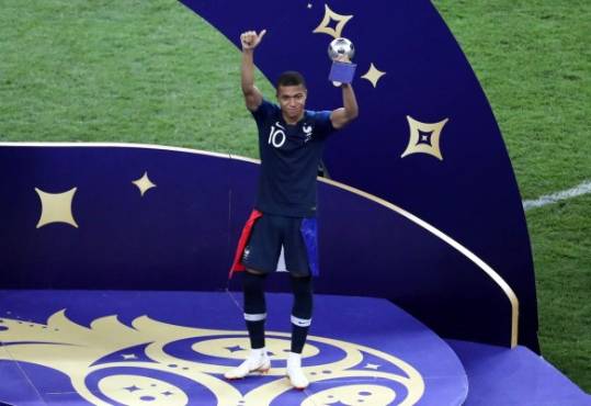 Moscow (Russian Federation), 15/07/2018.- Kylian Mbappe of France holds the award for the Best Young Player after the FIFA World Cup 2018 final between France and Croatia in Moscow, Russia, 15 July 2018. France won 4-2. (RESTRICTIONS APPLY: Editorial Use Only, not used in association with any commercial entity - Images must not be used in any form of alert service or push service of any kind including via mobile alert services, downloads to mobile devices or MMS messaging - Images must appear as still images and must not emulate match action video footage - No alteration is made to, and no text or image is superimposed over, any published image which: (a) intentionally obscures or removes a sponsor identification image; or (b) adds or overlays the commercial identification of any third party which is not officially associated with the FIFA World Cup) (Croacia, Mundial de Fútbol, Moscú, Rusia, Francia) EFE/EPA/ABEDIN TAHERKENAREH EDITORIAL USE ONLY