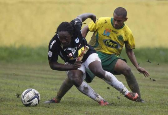 Rony Flores y Allan Rivas durante el partido entre Parrillas One vrs Victoria por la jornada #2 del torneo Clausura 2014, partido jugado en la ciudad de Tela en el estadio Alfredo Leon Gomez. (Fotografia: Jose Valle)