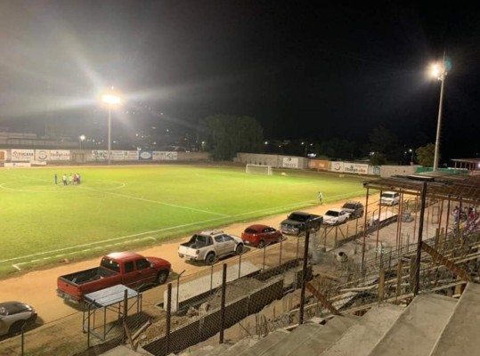 El estadio Marcelo Tinoco de Danlí ya cuenta con luz para juegos de noche