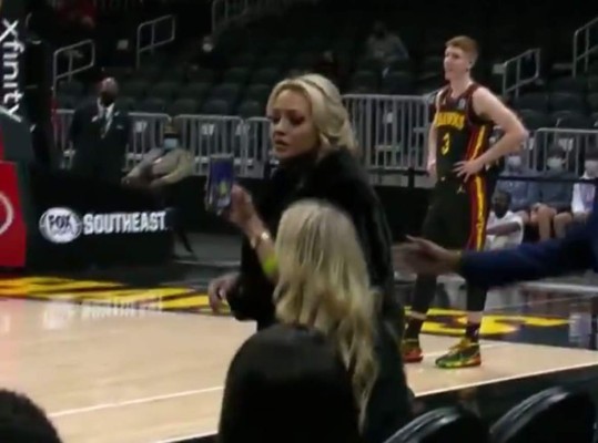 Escándalo: Los insultos entre LeBron James y una sexy aficionada que terminó expulsada