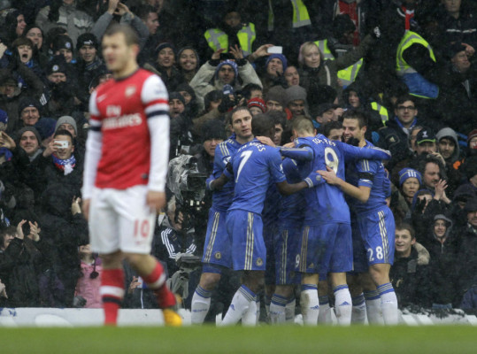 Chelsea vence 2-1 al Arsenal en un derbi londinense bajo la nieve.