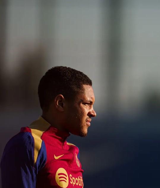 Vitor Roque tiene un futuro incierto en el FC Barcelona de Hansi Flick.